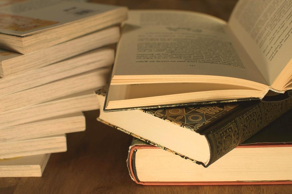 Knihy a pero symbolizující psaní blogu o právu