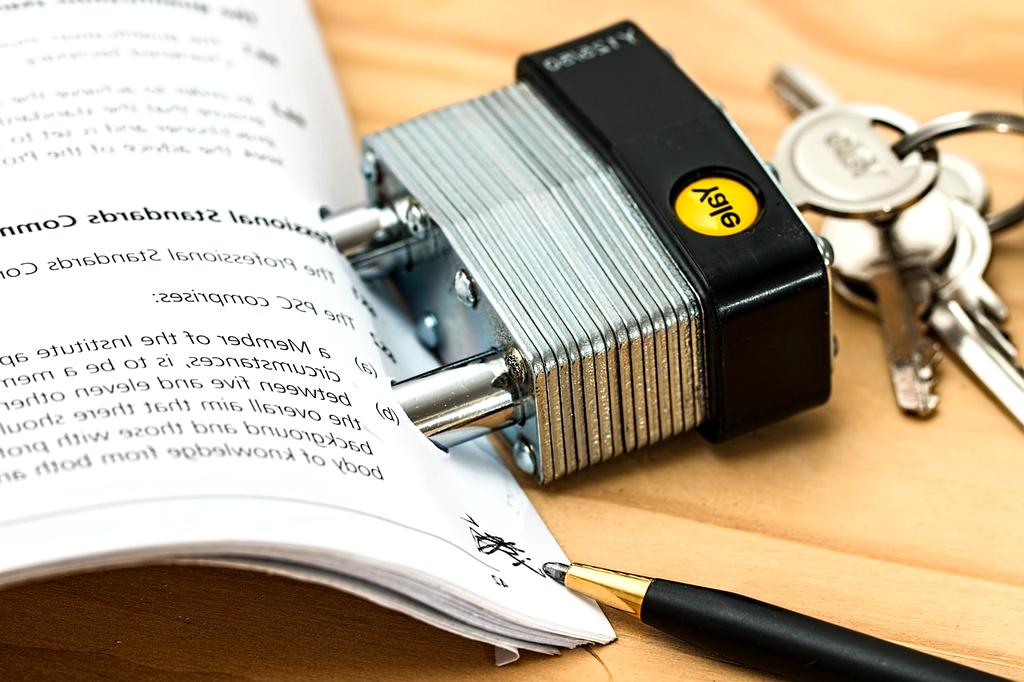 Budova soudu symbolizující spravedlnost a právní pomoc