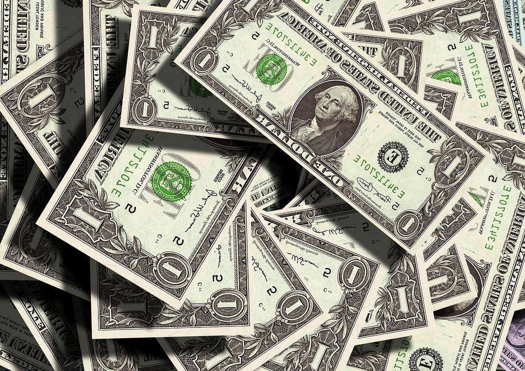 Právníci diskutující strategii u konferenčního stolu